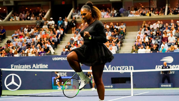 serena_fist_bumps_during_match_against_venus.jpg